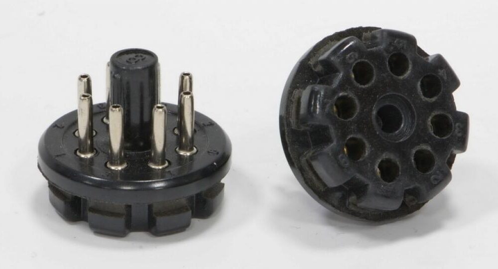 s8aef-oktalsockel-stecker-flach-1.jpg